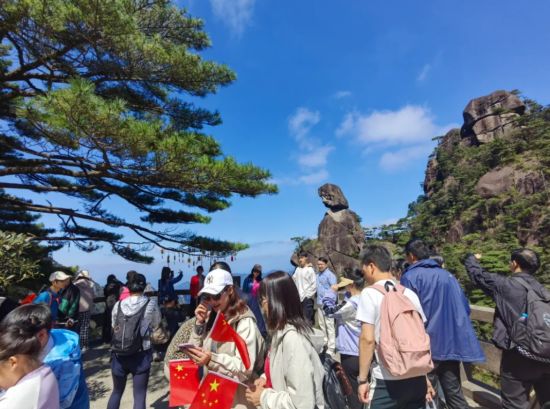 科學管理與暖心服務并重，三清山景區客流有序涌動展新貌